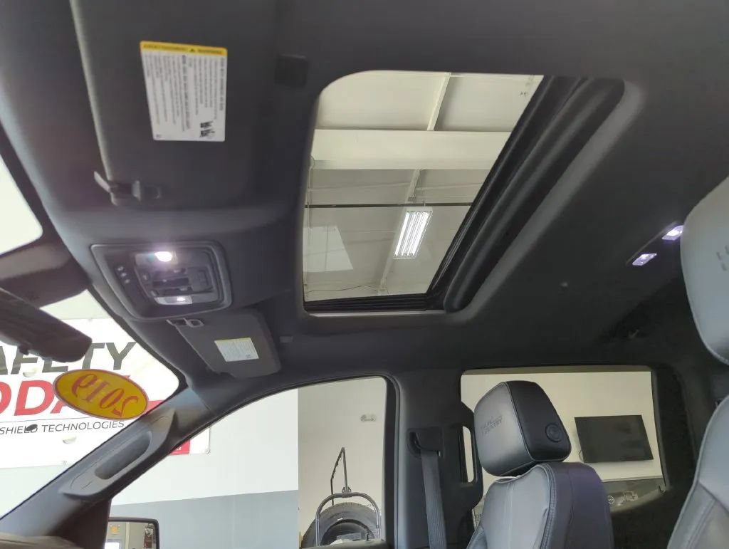 Used 2019 Chevrolet Silverado 1500 High Country w/ Technology Package AWD/4WD image 34