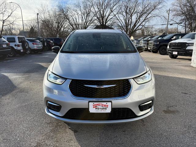 Certified 2024 Chrysler Pacifica Touring-L image 4