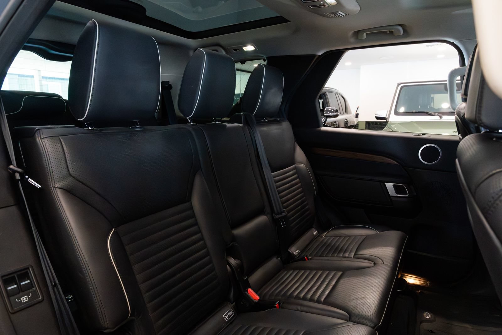 Used 2018 Land Rover Discovery HSE Luxury AWD/4WD image 19