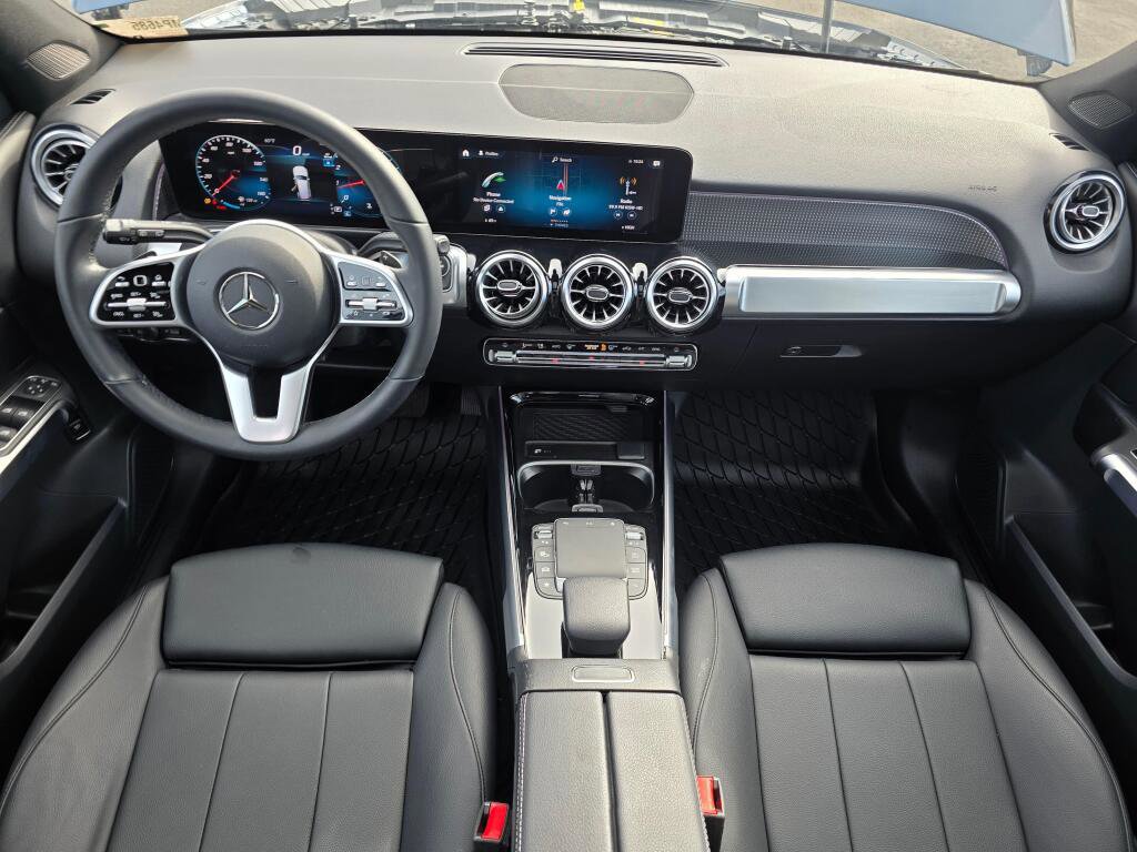 Used 2023 Mercedes-Benz GLB 250 4MATIC w/ Premium Package image 18