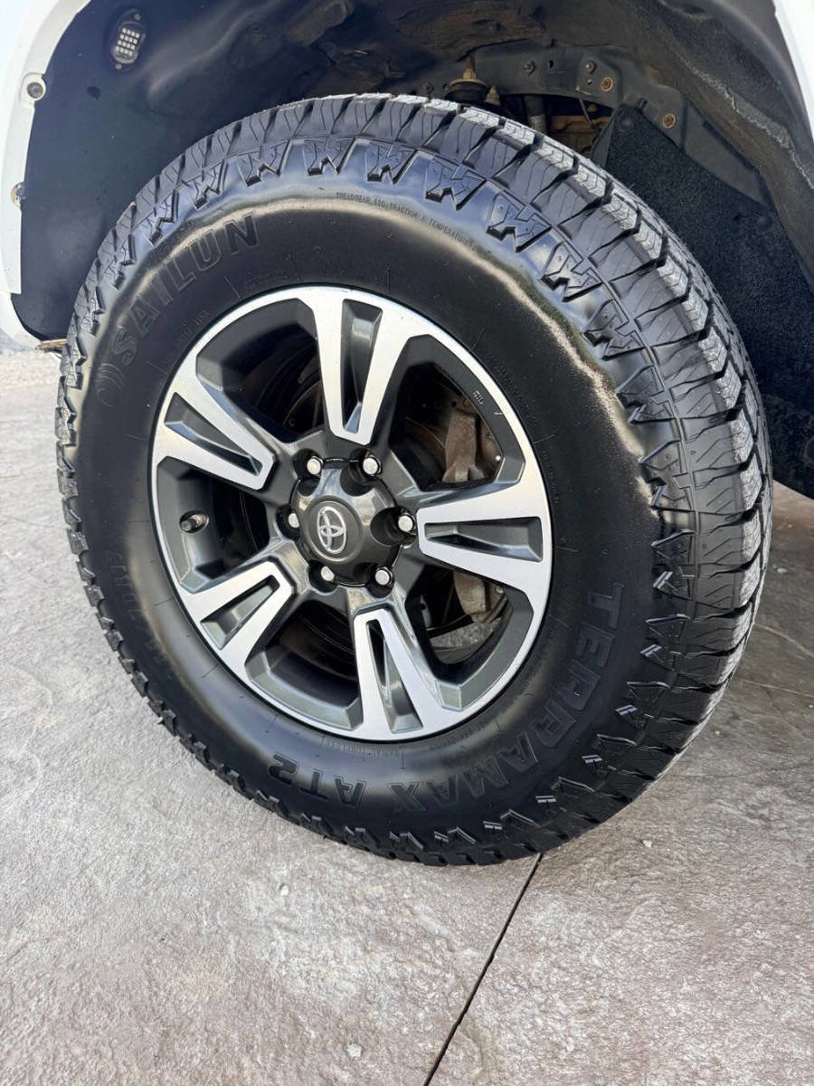 Used 2017 Toyota Tacoma TRD Sport w/ Tow Package AWD/4WD image 8