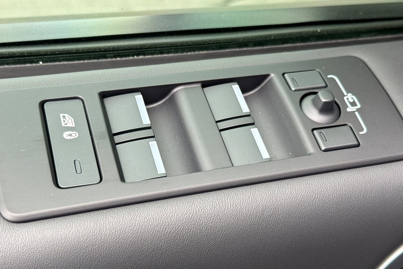 Certified 2024 Land Rover Discovery Metropolitan Edition image 11