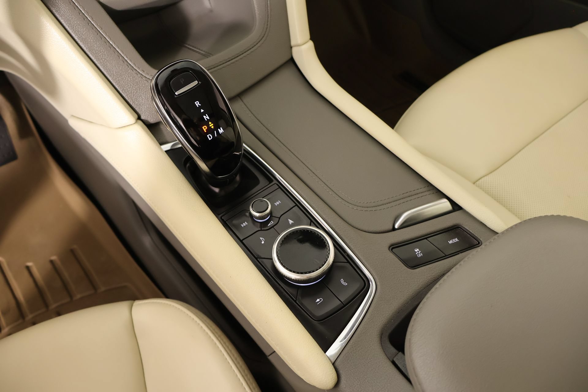 Used 2025 Cadillac XT6 Premium Luxury w/ Technology Package FWD image 9