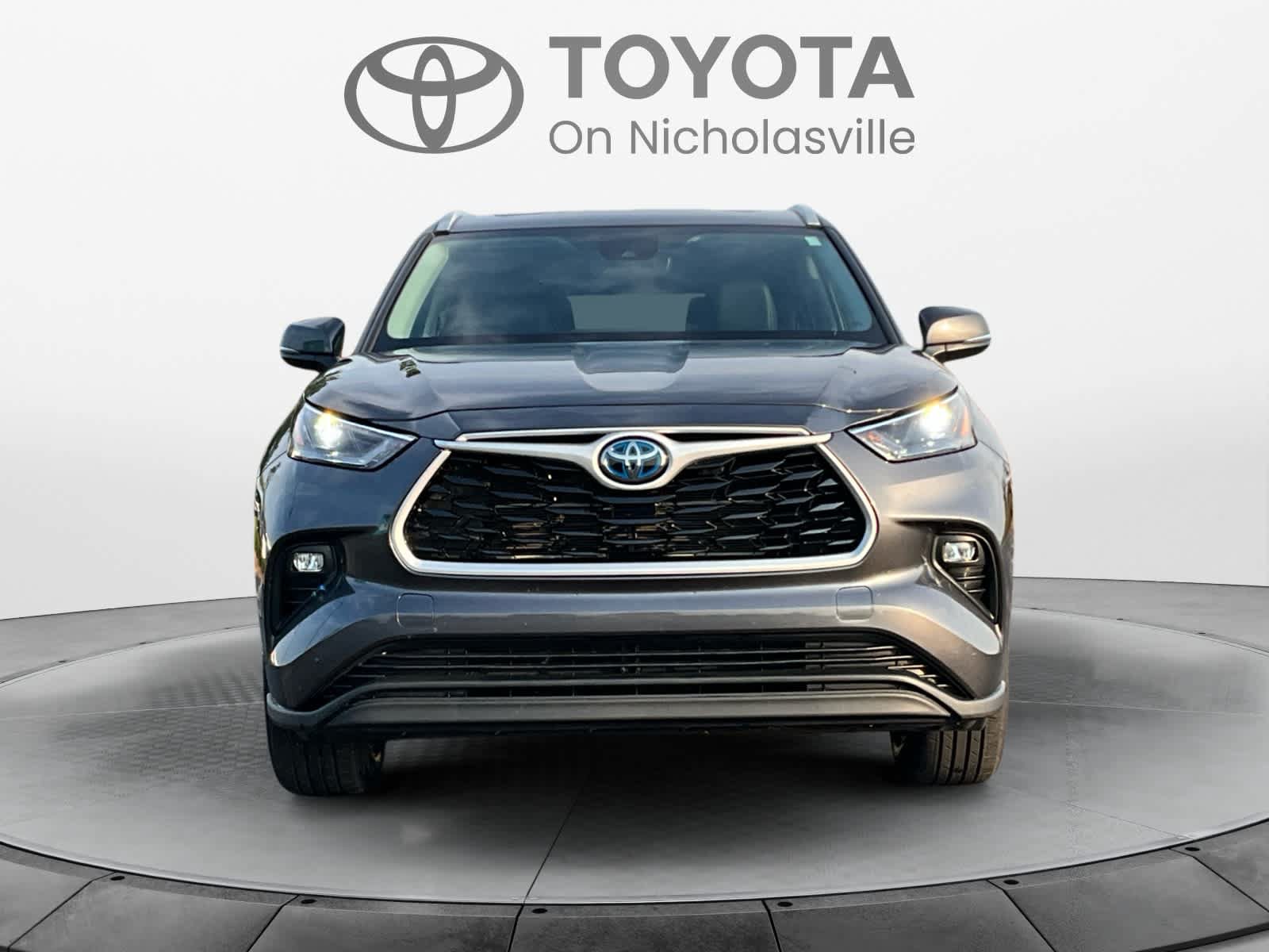 Used 2024 Toyota Highlander XLE AWD/4WD image 8