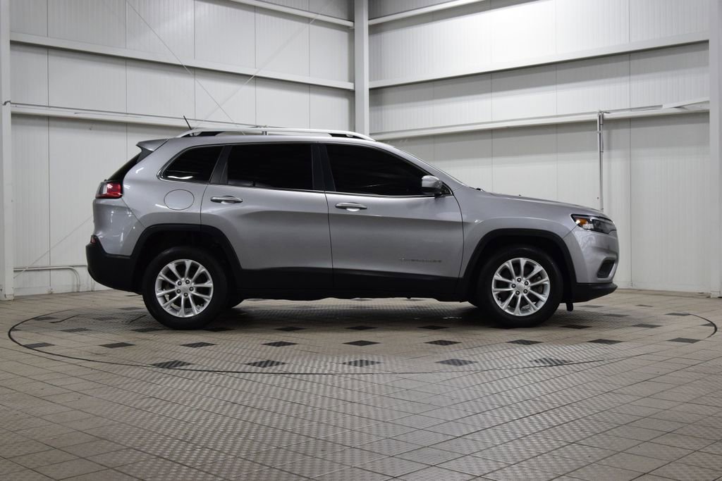 Used 2019 Jeep Cherokee Latitude w/ Cold Weather Group image 9