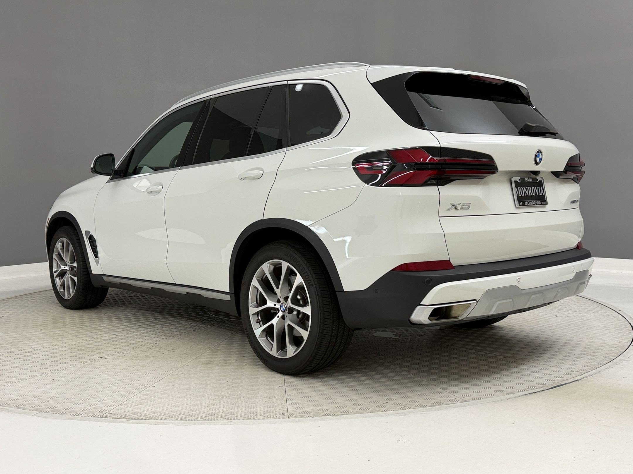 Used 2024 BMW X5 sDrive40i w/ Parking Assistance Package RWD image 3