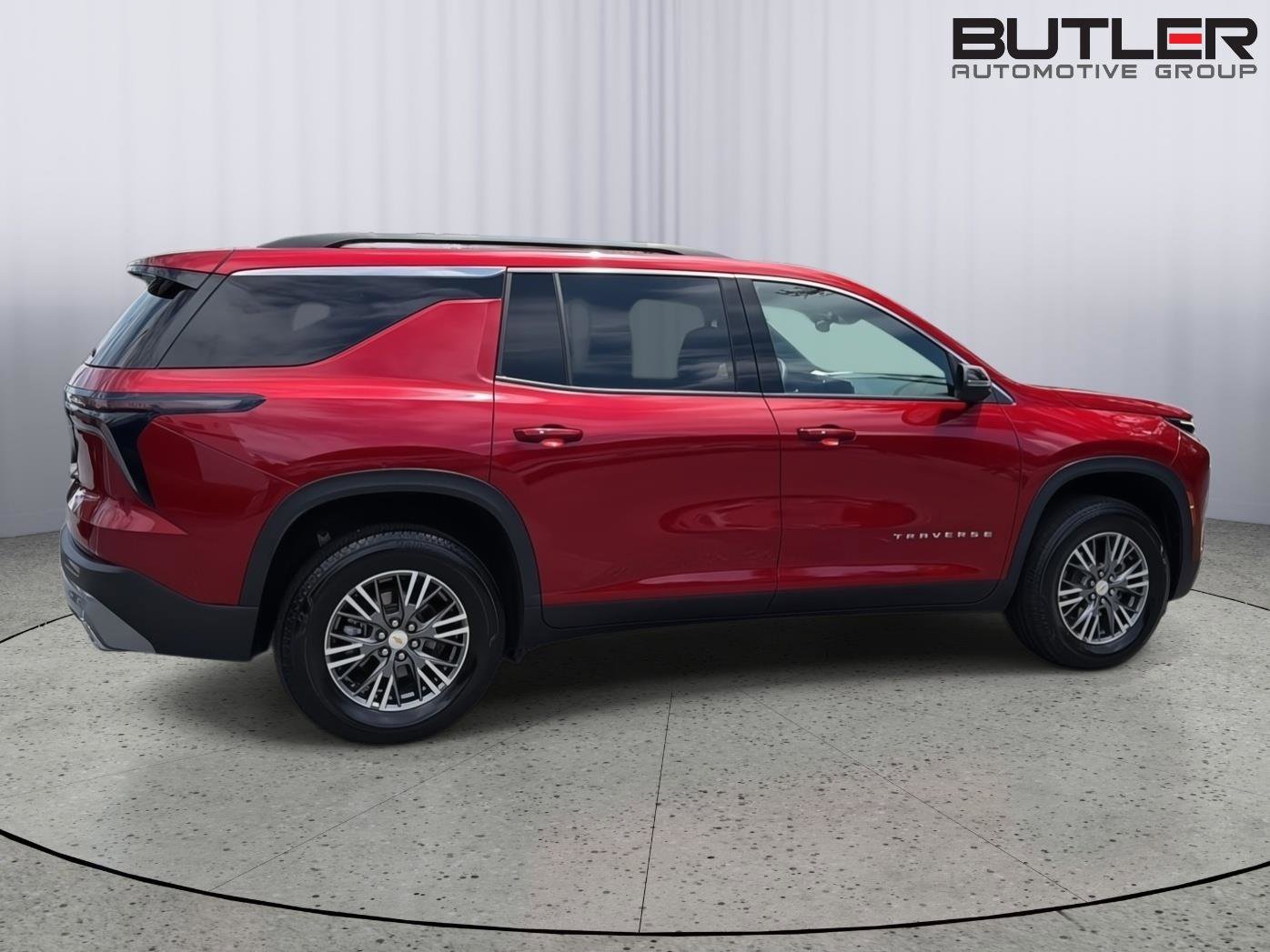 Used 2025 Chevrolet Traverse LT FWD image 7