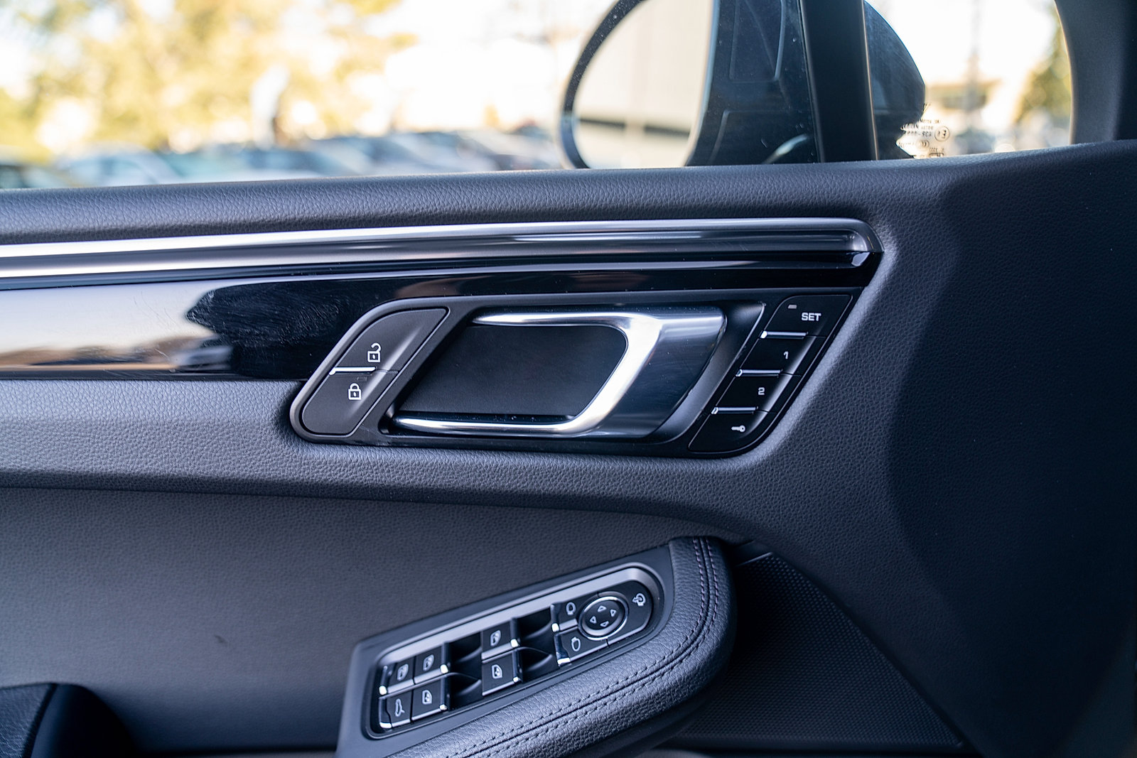 Certified 2025 Porsche Macan AWD/4WD image 17