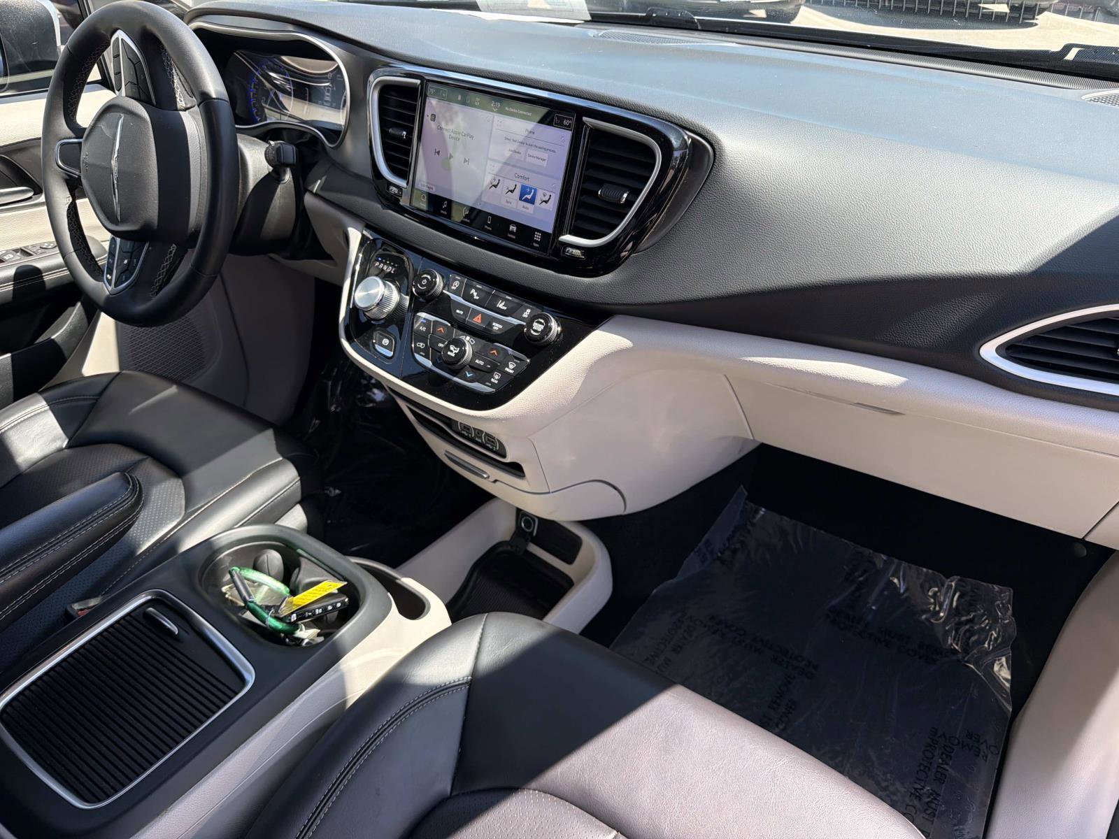 Used 2023 Chrysler Pacifica Touring-L FWD image 24