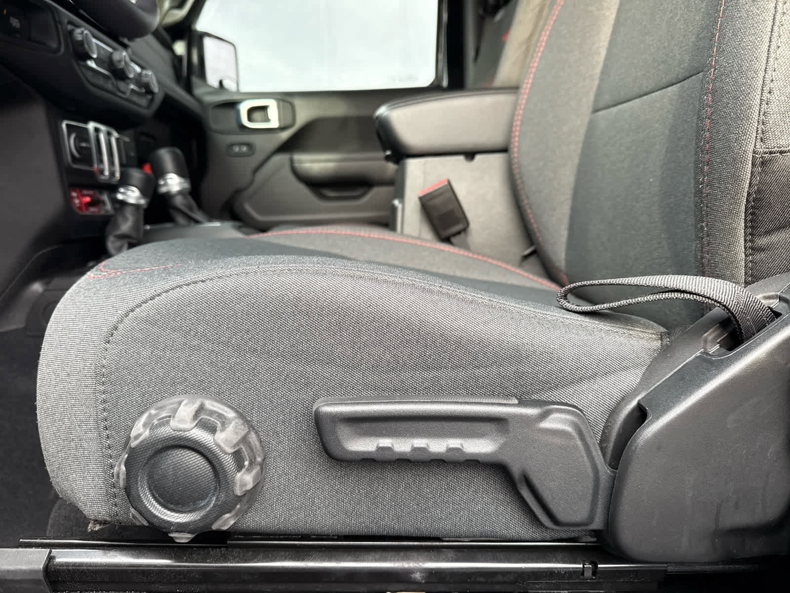 Used 2025 Jeep Wrangler Rubicon w/ Convenience Group image 14