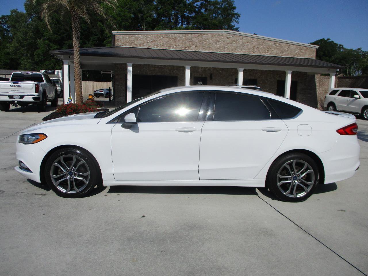 Used 2017 Ford Fusion SE w/ Equipment Group 201A image 2