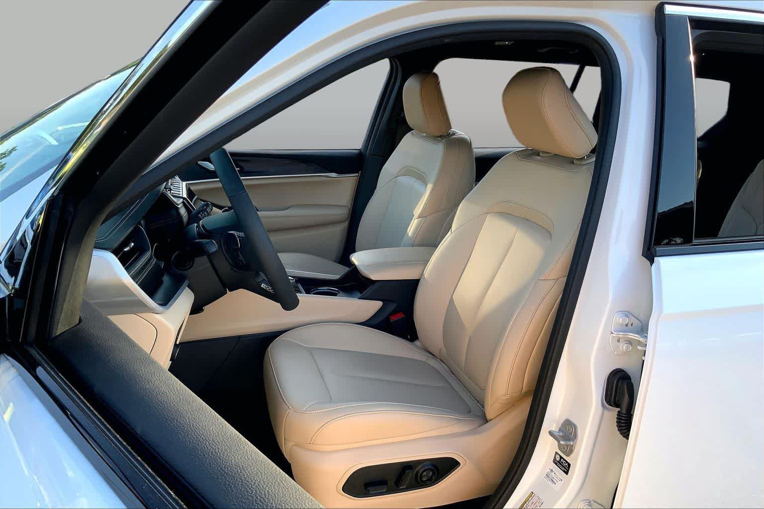 Used 2025 Jeep Grand Cherokee L Limited RWD image 8