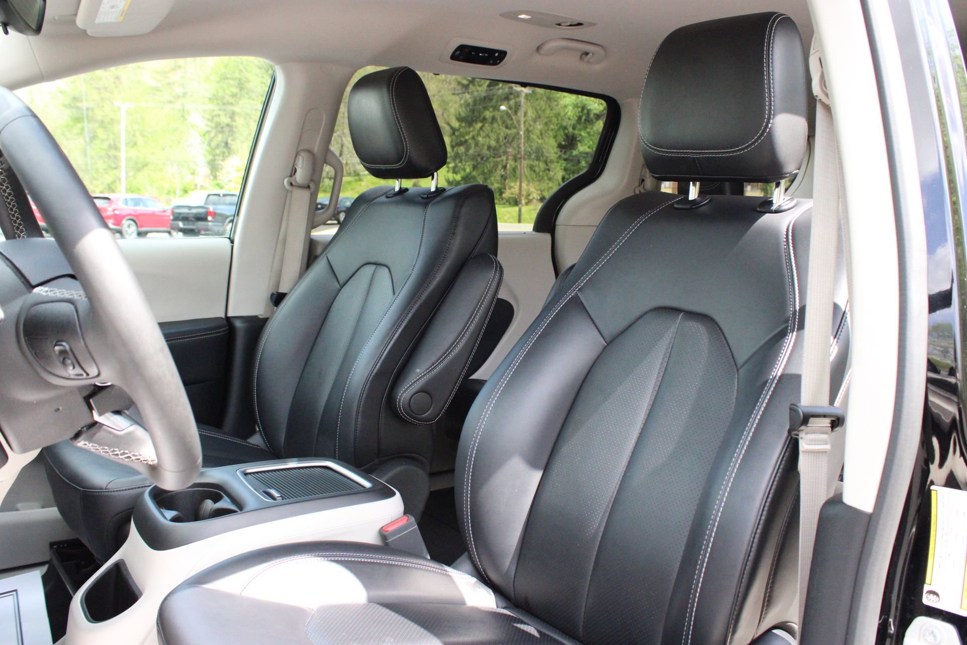 Used 2024 Chrysler Pacifica Touring-L image 14