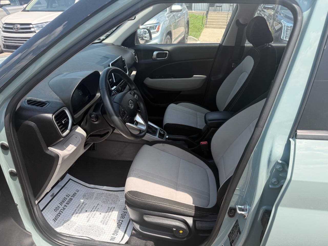 Used 2025 Hyundai Venue SEL FWD image 19