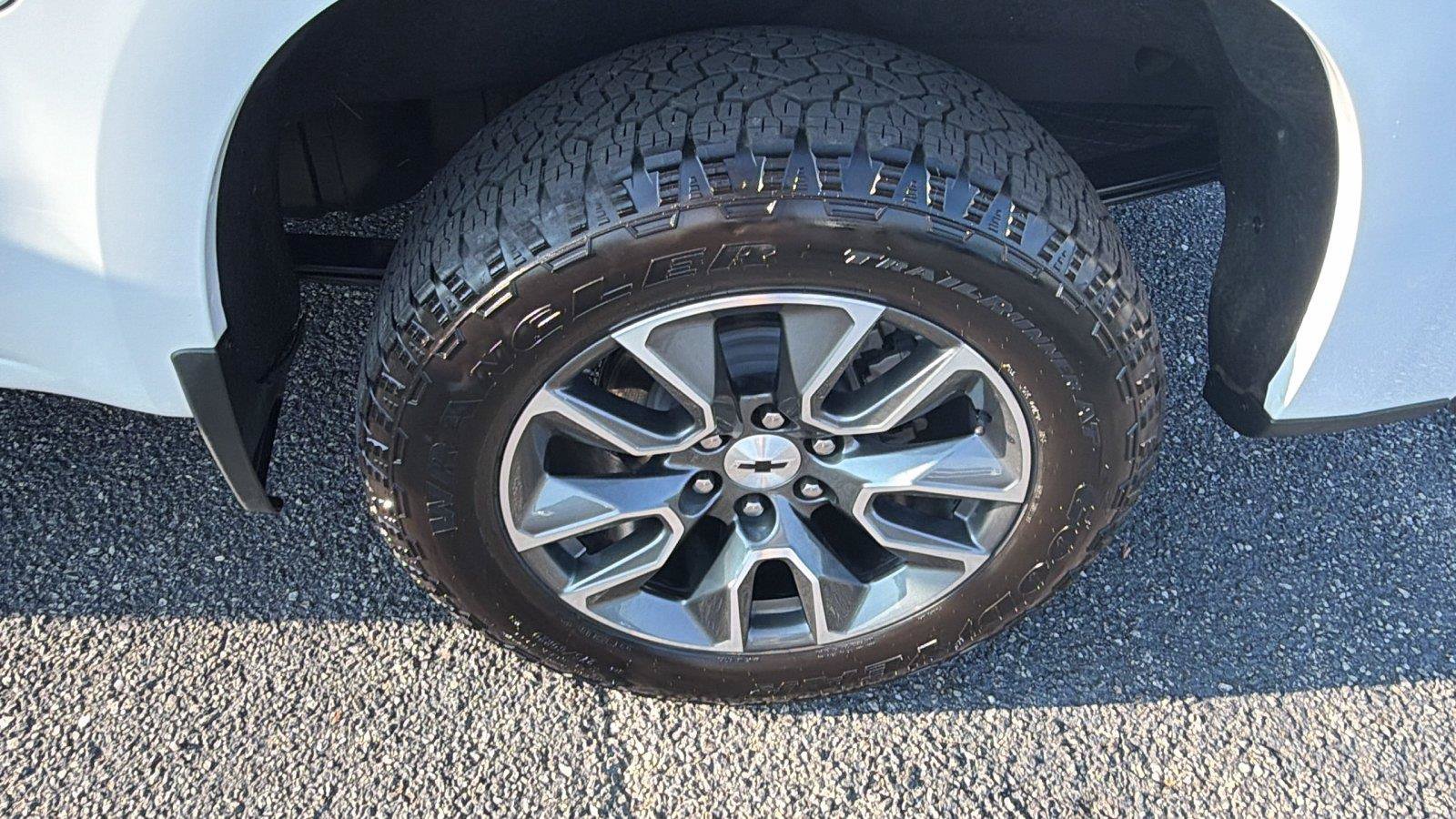 Used 2023 Chevrolet Silverado 1500 LT AWD/4WD image 9