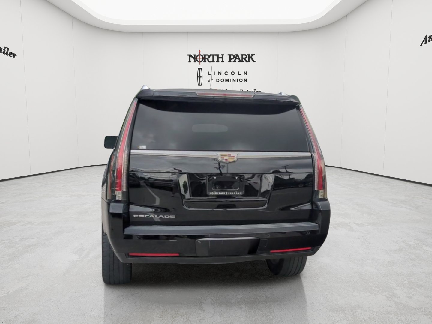 Used 2019 Cadillac Escalade Premium Luxury AWD/4WD image 4