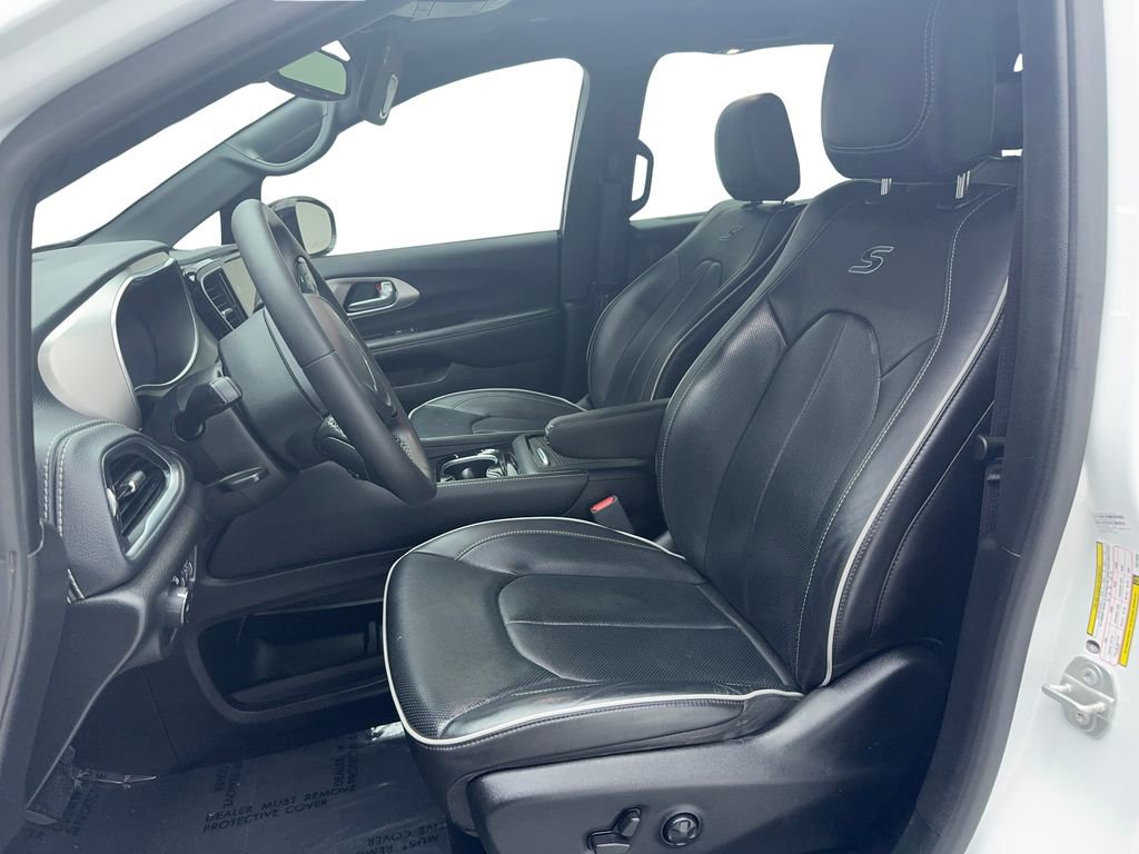 Used 2023 Chrysler Pacifica Limited w/ S Appearance Package FWD image 18