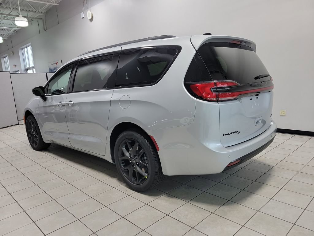 New 2026 Chrysler Pacifica Select w/ S Appearance Package image 4