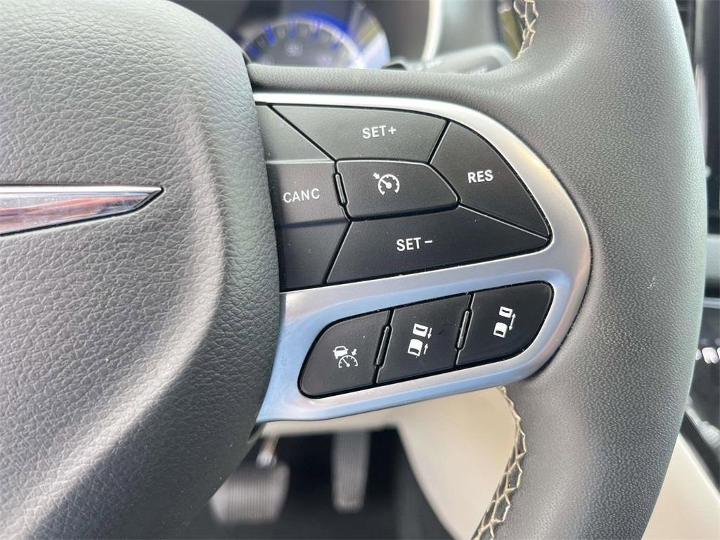 Used 2024 Chrysler Pacifica Touring-L image 16