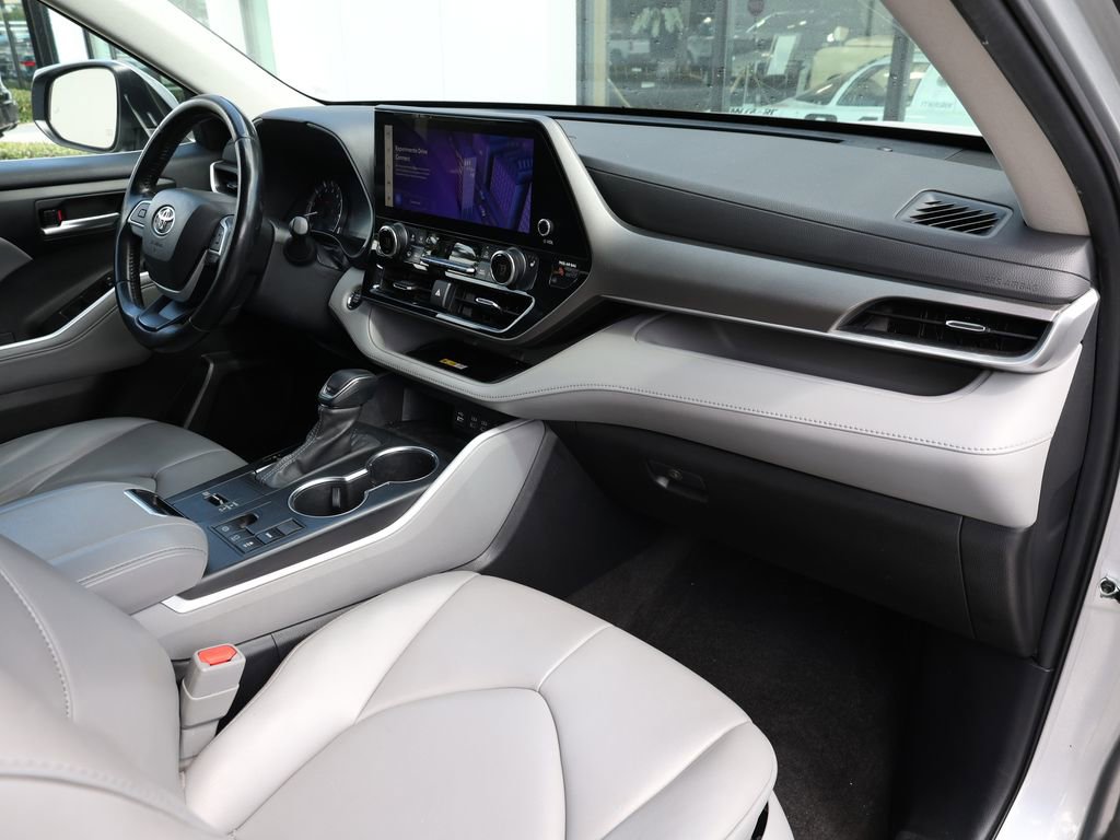 Used 2023 Toyota Highlander XLE FWD image 20