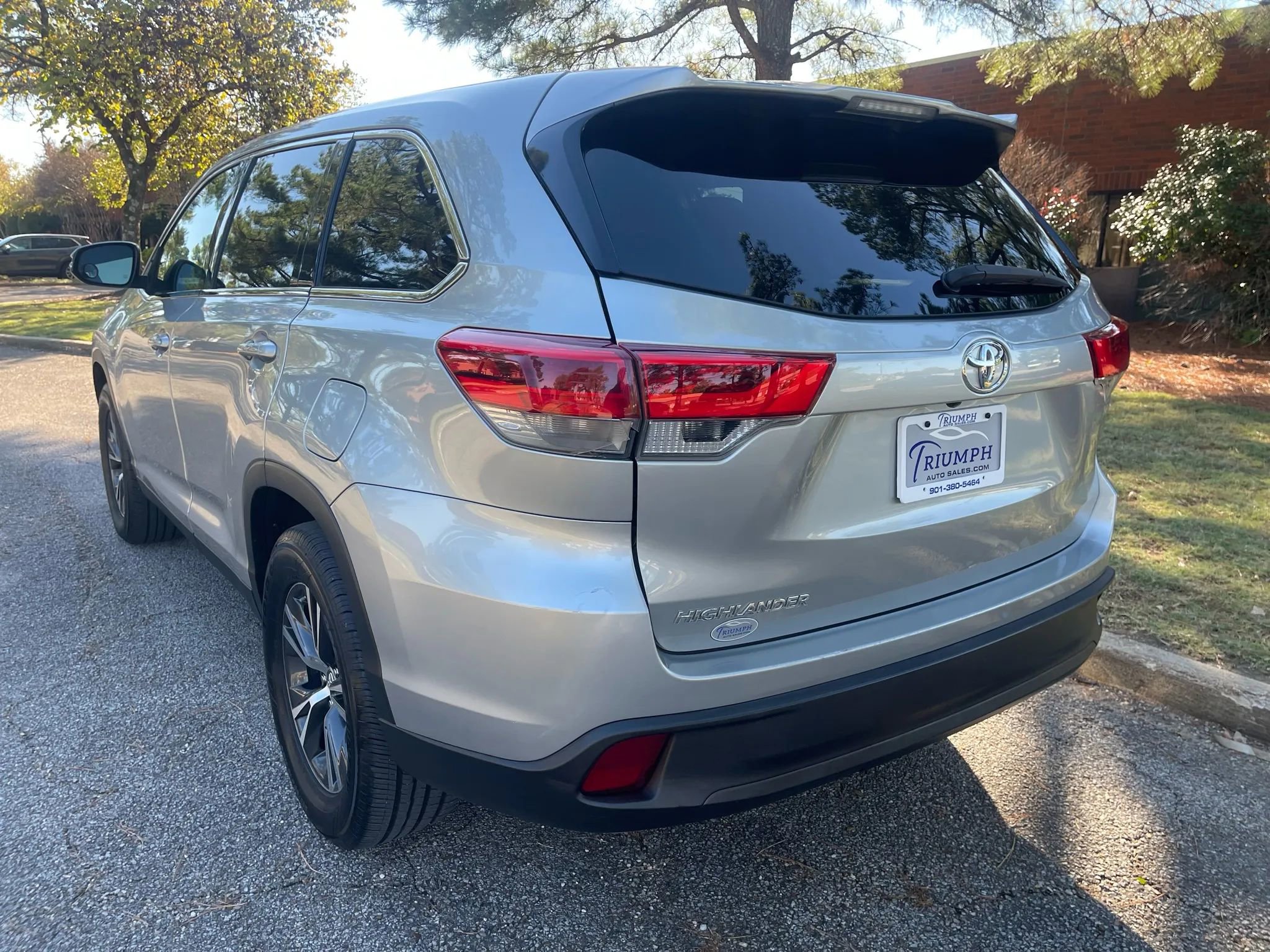 Used 2019 Toyota Highlander LE image 3