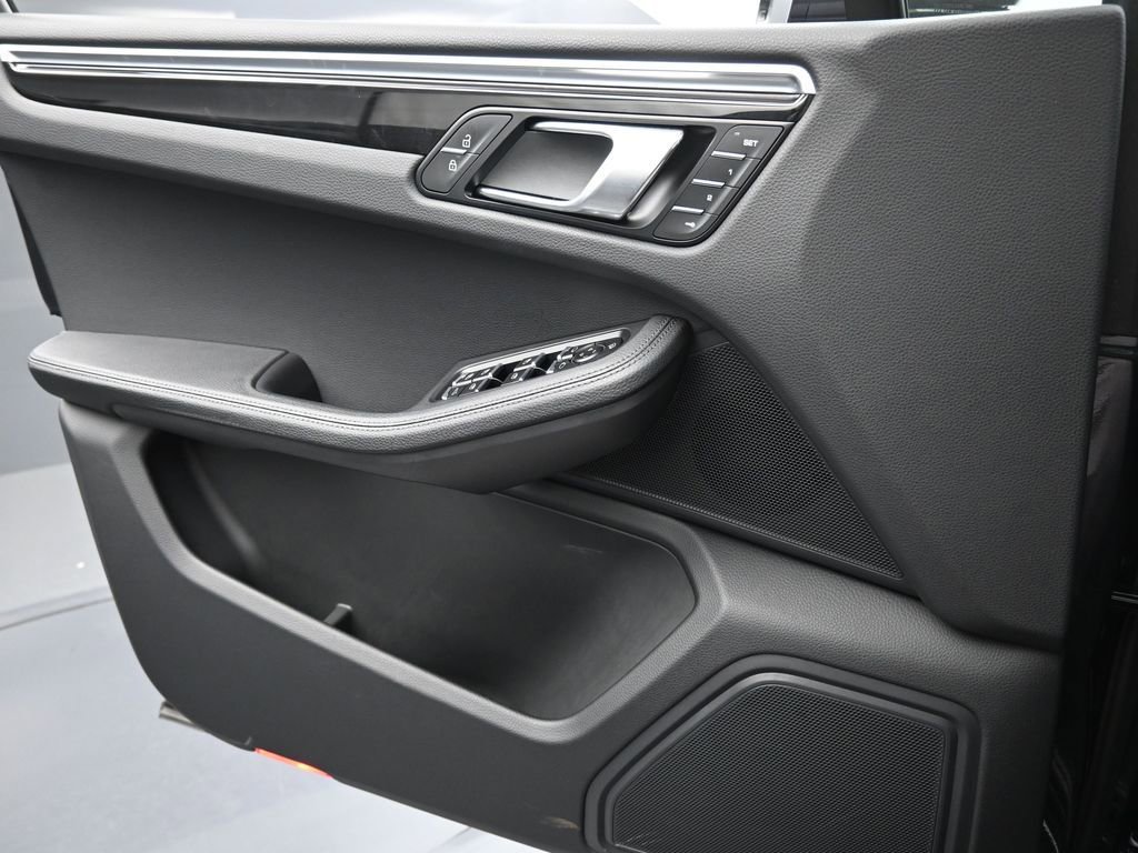 Certified 2023 Porsche Macan AWD/4WD image 24