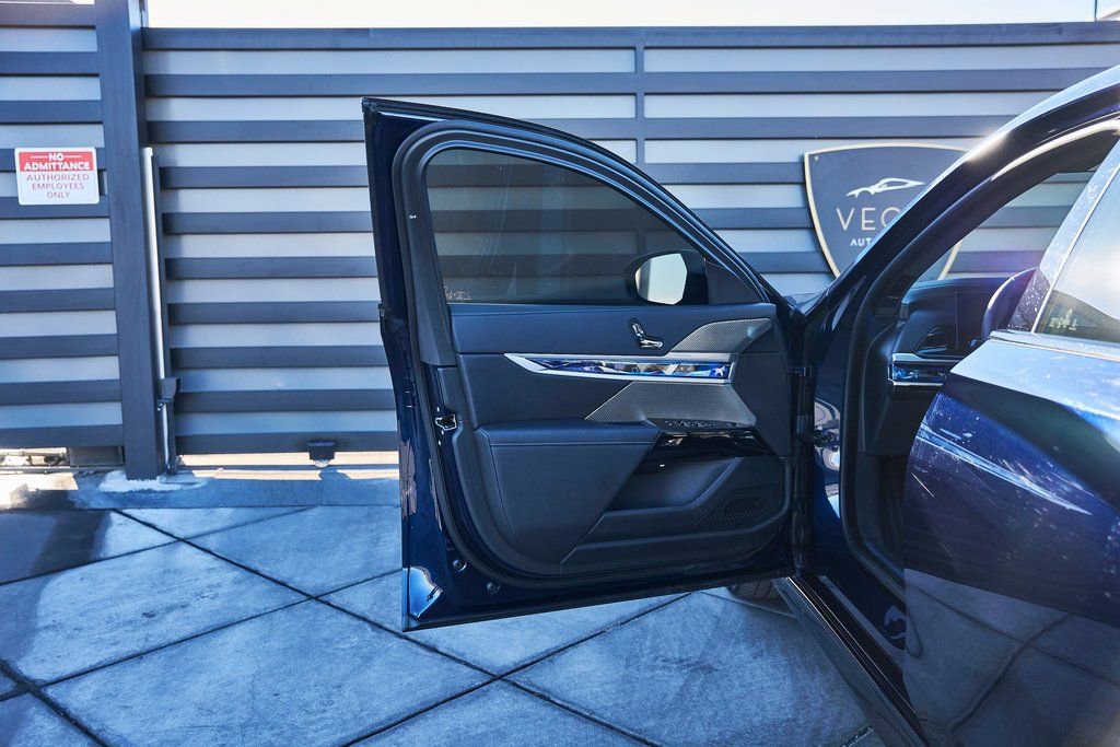 Used 2025 BMW 760i xDrive w/ Executive Package image 24