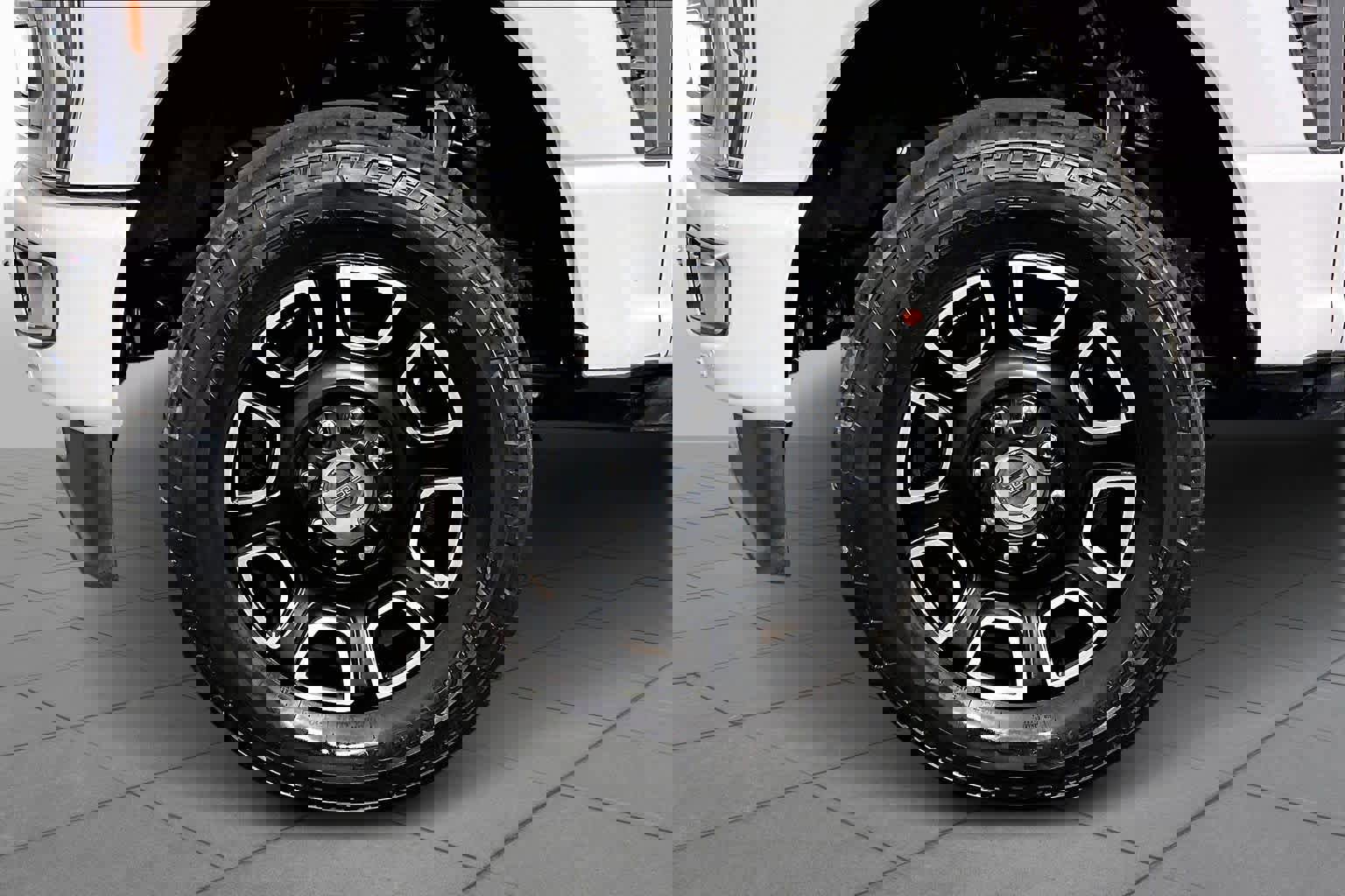 Used 2024 Ford F250 Platinum w/ FX4 Off-Road Package image 11