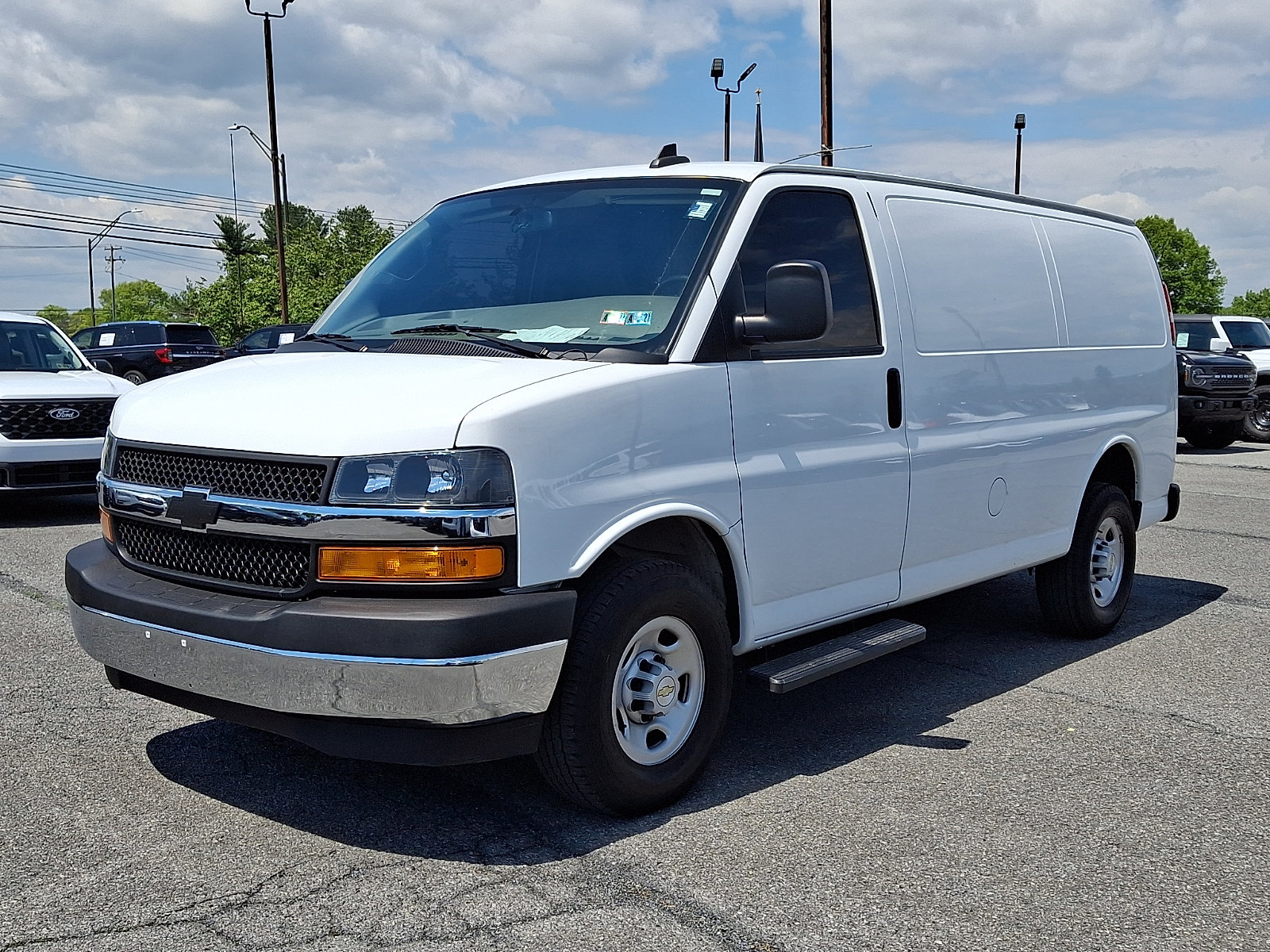 Used 2022 Chevrolet Express 2500 w/ Communications Package RWD image 3
