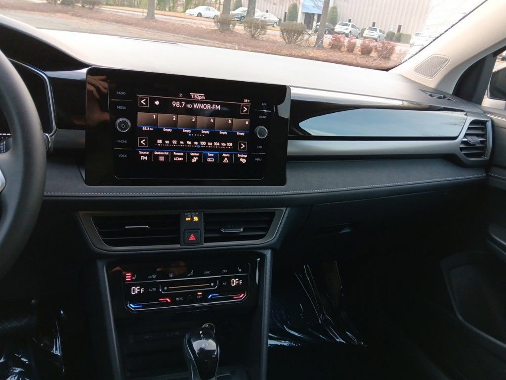 Used 2025 Volkswagen Taos SE image 16