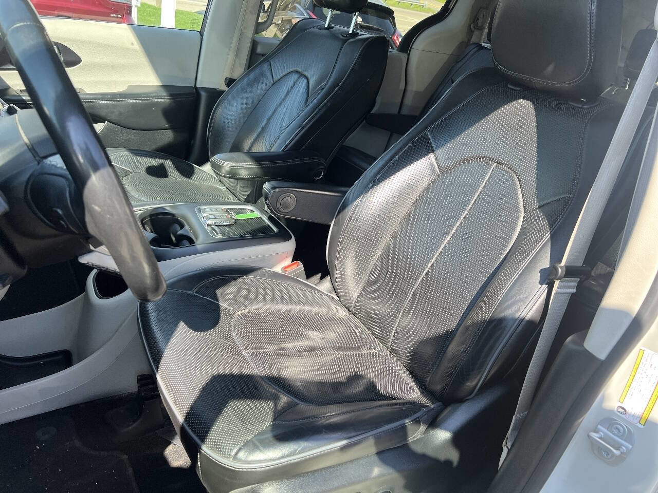 Used 2020 Chrysler Pacifica Limited FWD image 11