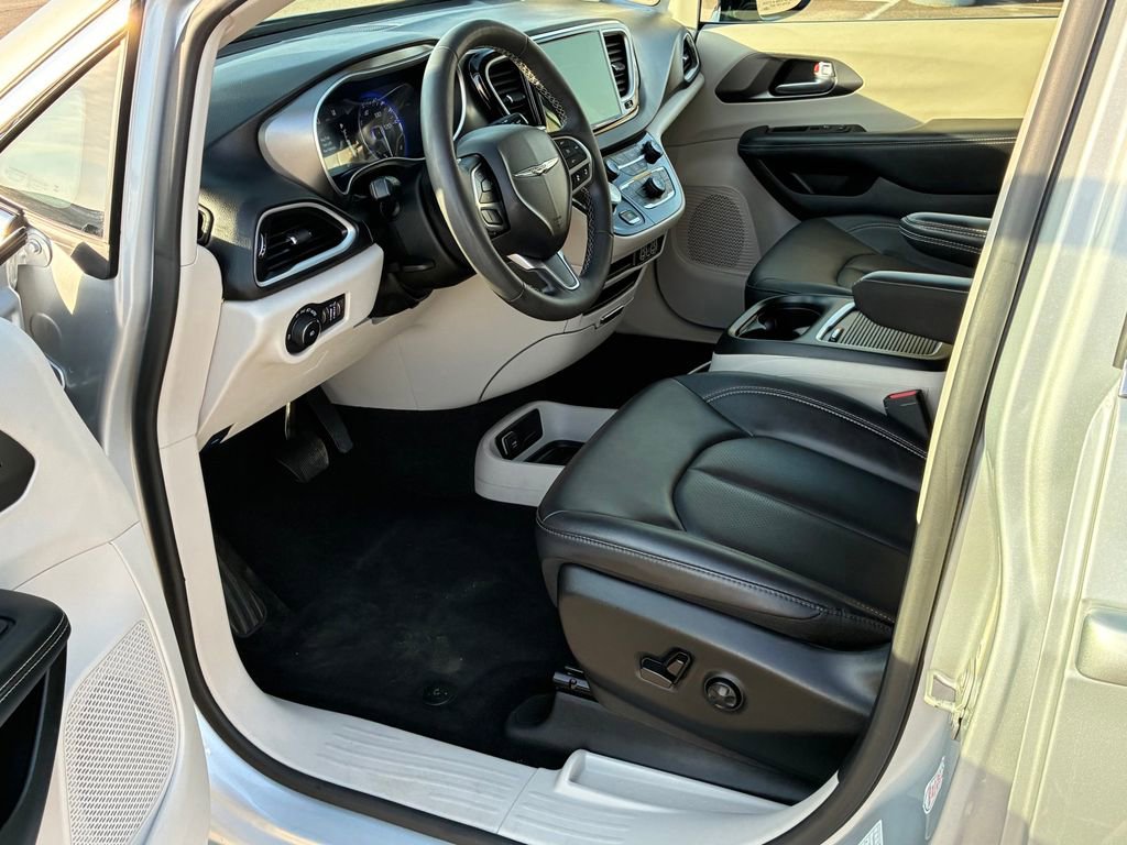 Used 2024 Chrysler Pacifica Touring-L image 16