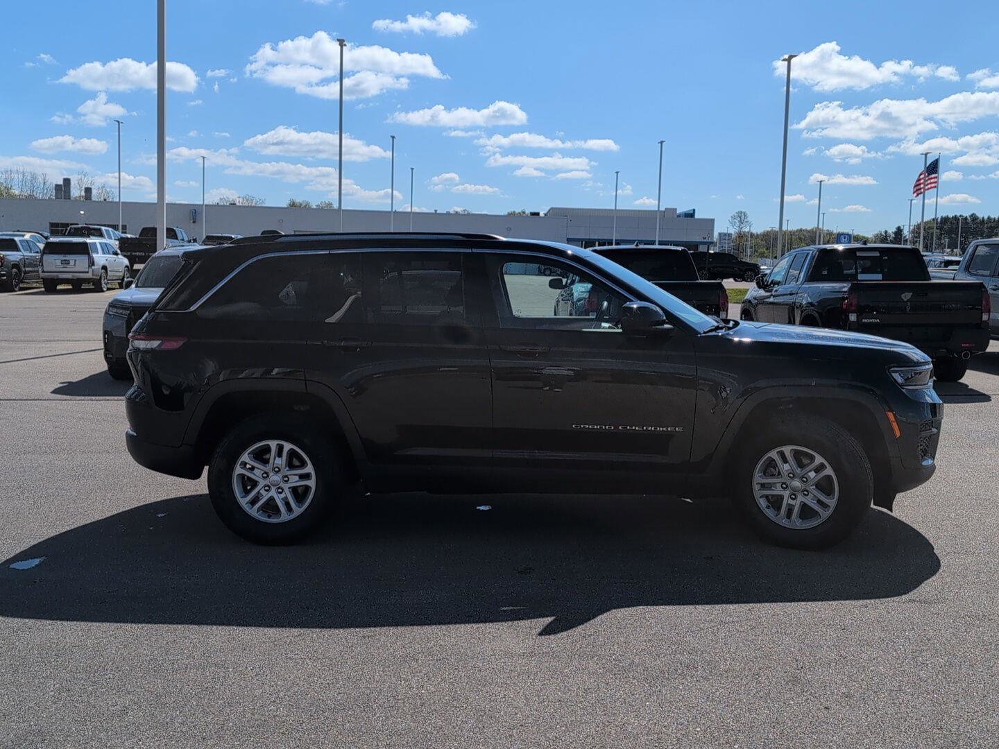 Used 2023 Jeep Grand Cherokee Laredo AWD/4WD image 10