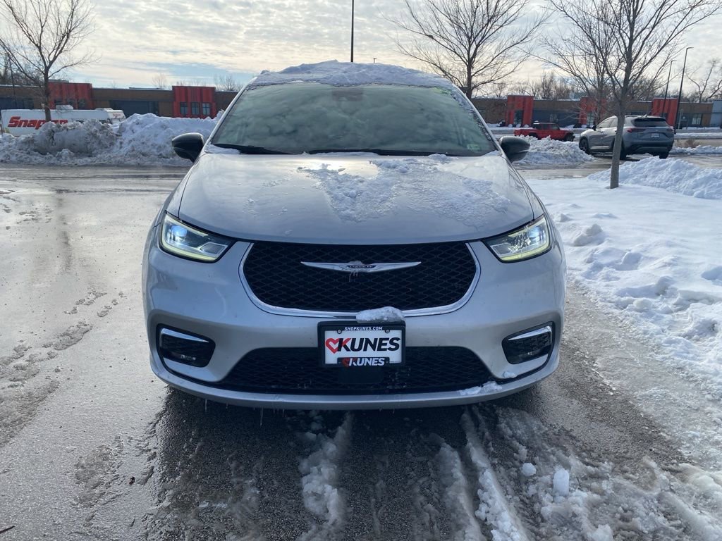 Used 2024 Chrysler Pacifica Touring-L image 2