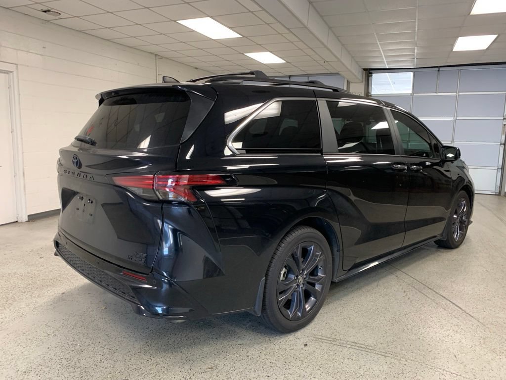 Used 2024 Toyota Sienna XSE FWD image 4