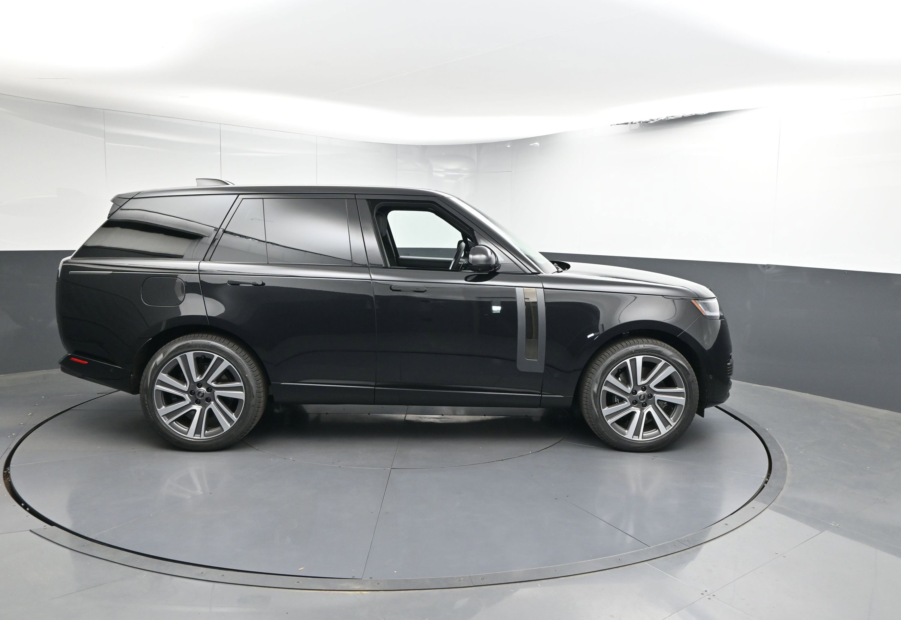 New 2025 Land Rover Range Rover SV image 25
