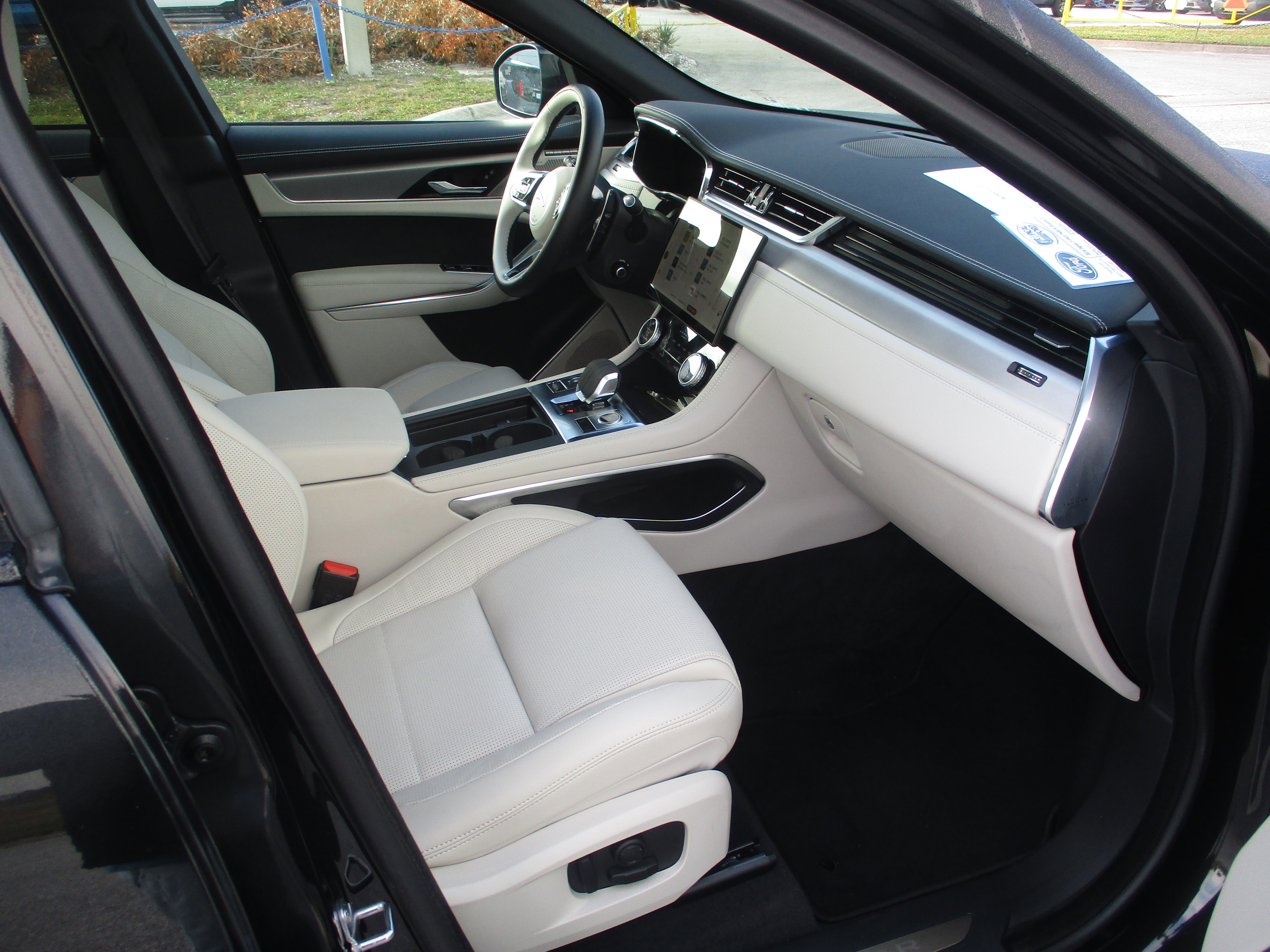 Used 2024 Jaguar F-PACE R-Dynamic S image 14