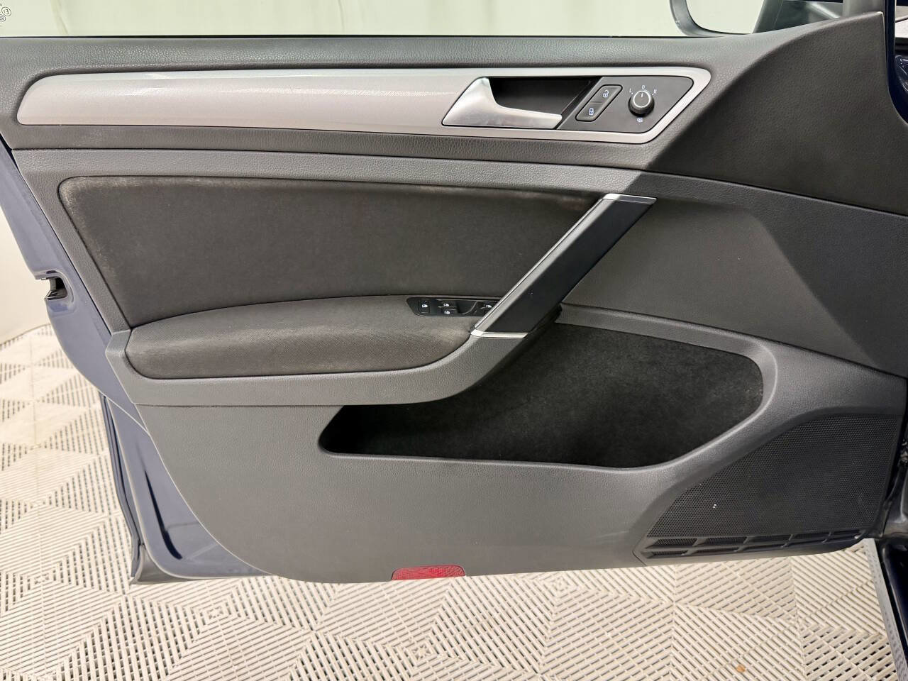 Used 2016 Volkswagen e-Golf SE w/ DC Fast Charging Package image 27