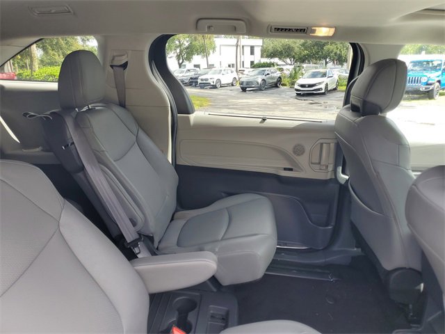 Used 2024 Toyota Sienna XLE image 31