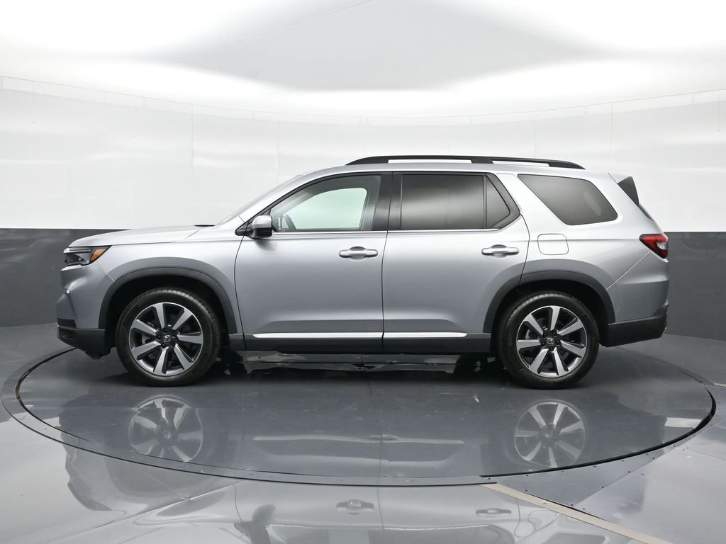 Used 2025 Honda Pilot Touring image 4