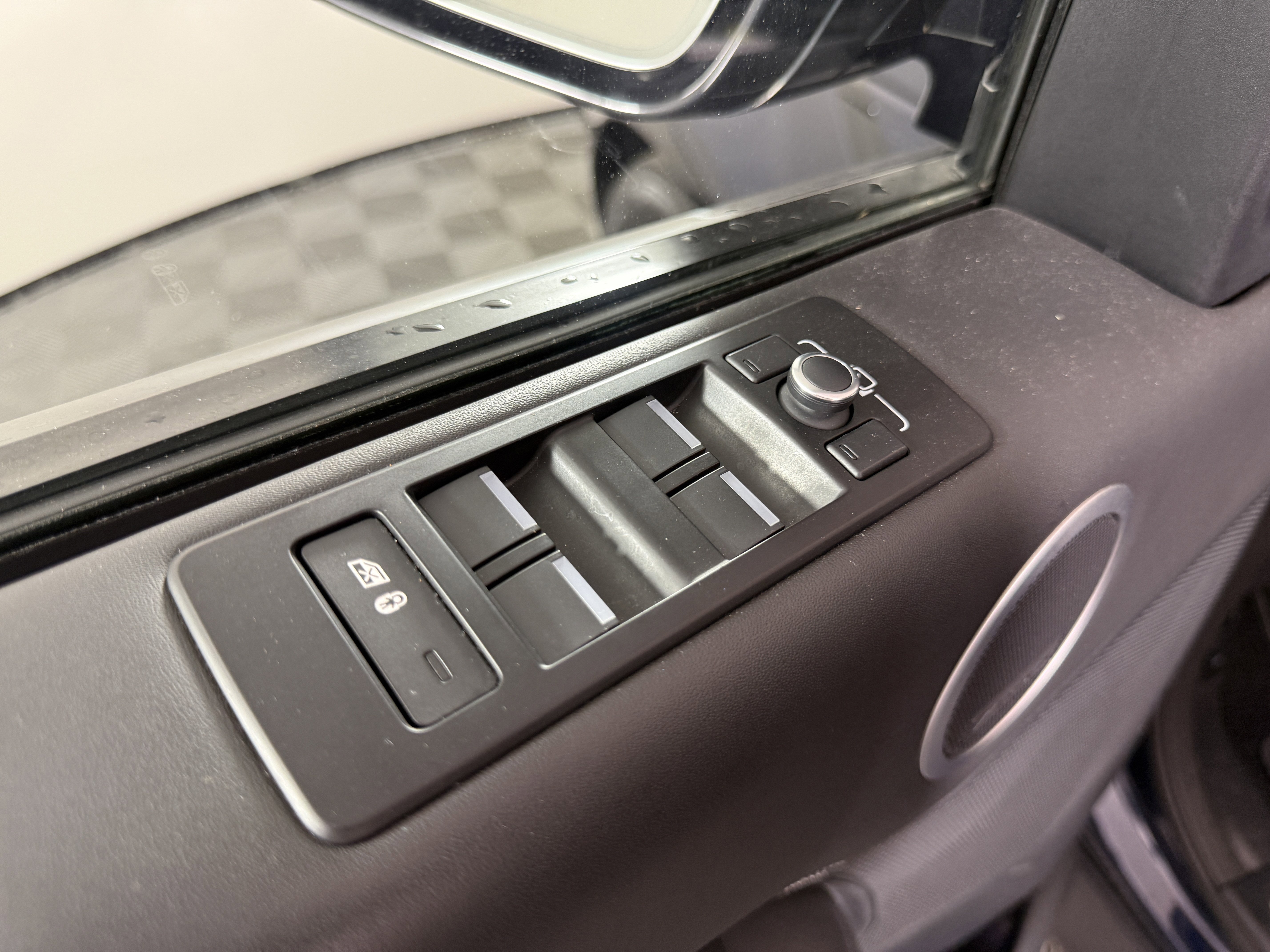 Used 2022 Land Rover Discovery S R-Dynamic image 12