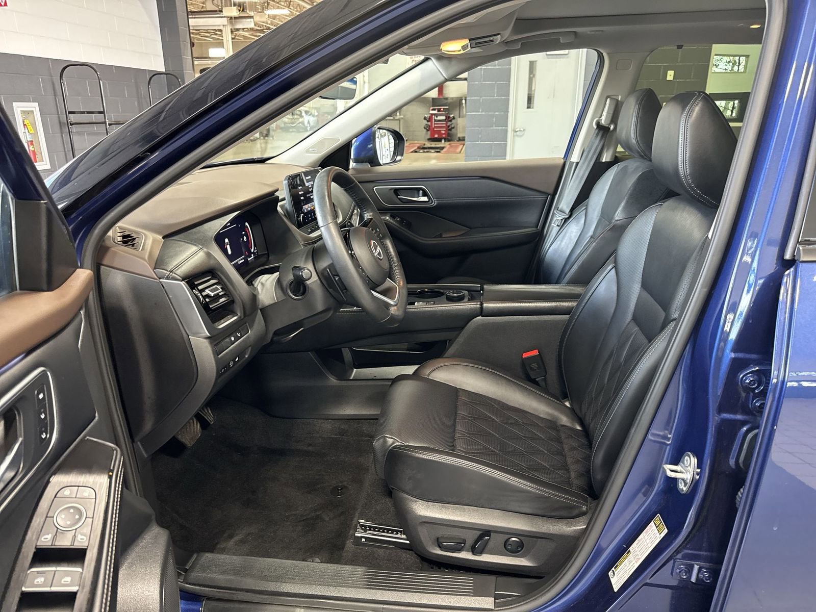 Certified 2023 Nissan Rogue Platinum w/ Platinum Premium Package AWD/4WD image 13