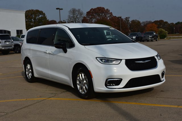 New 2026 Chrysler Pacifica Select image 3