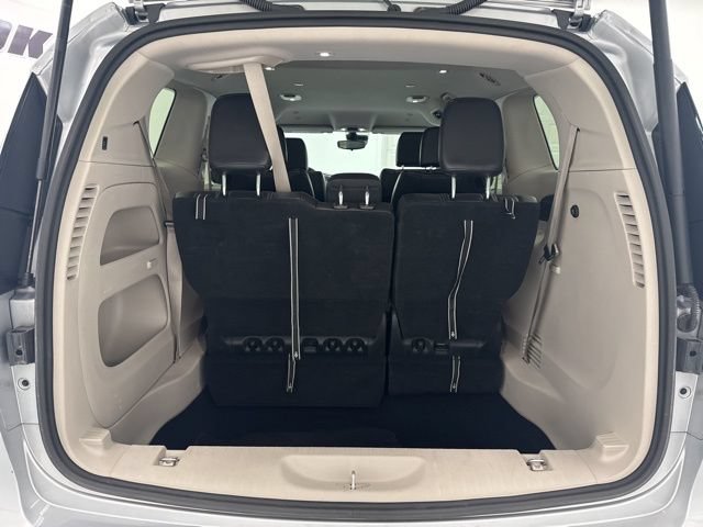 Used 2023 Chrysler Pacifica Touring-L FWD image 27