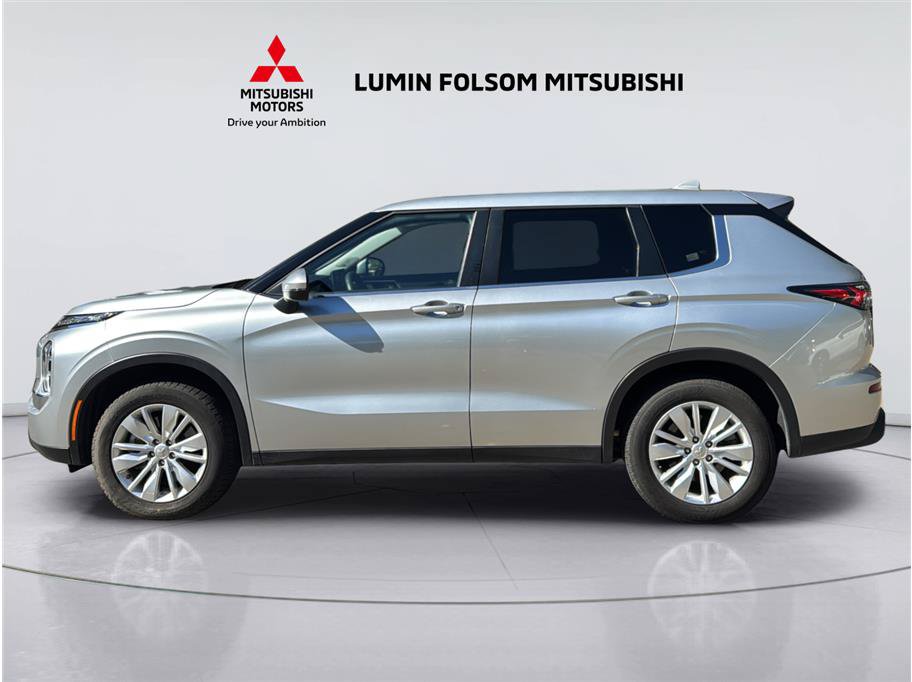 Used 2025 Mitsubishi Outlander ES FWD image 2