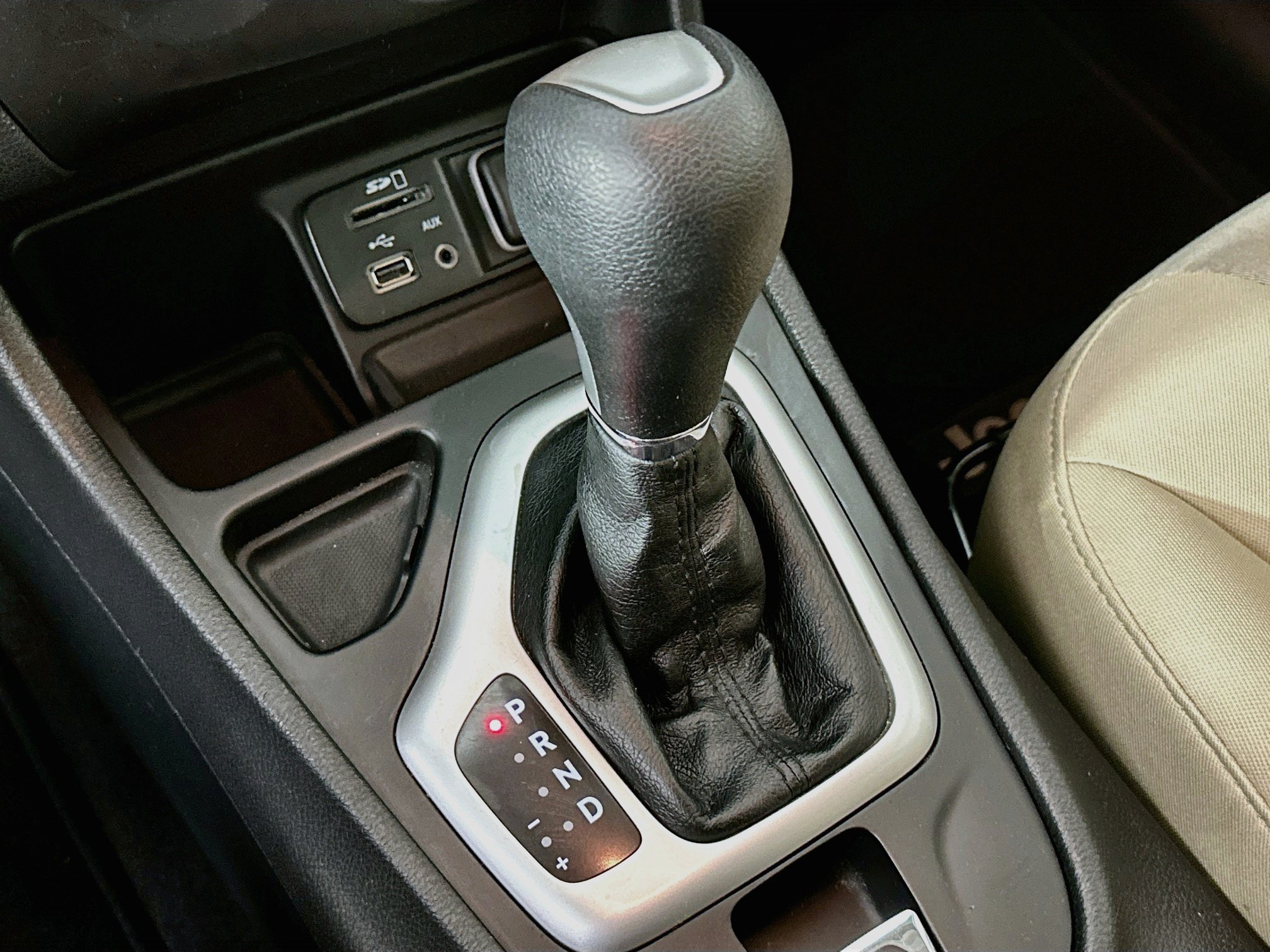 Used 2015 Jeep Cherokee Sport FWD image 22