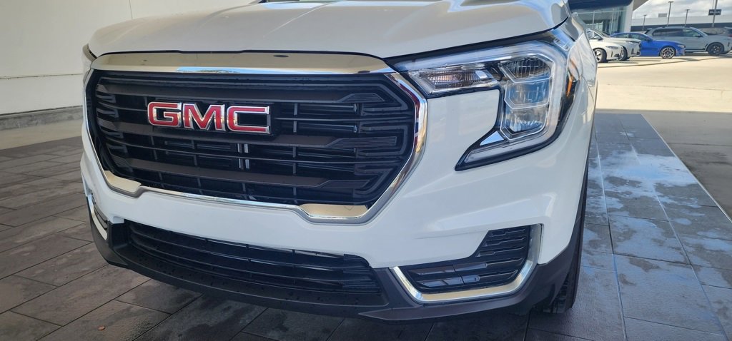Used 2024 GMC Terrain SLE image 2