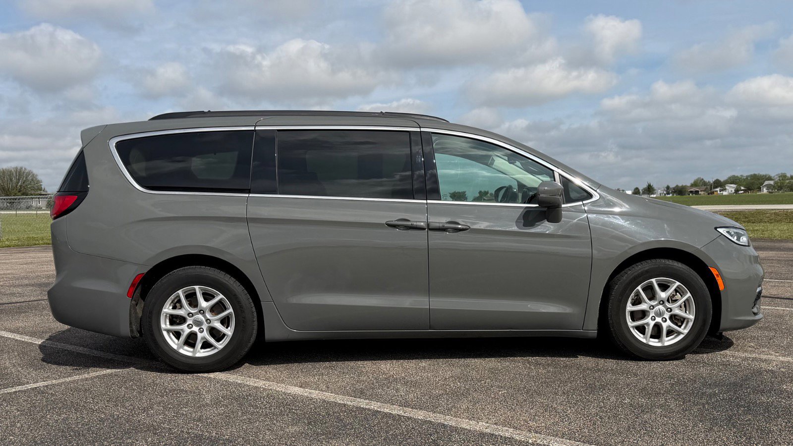 Used 2022 Chrysler Pacifica Touring-L FWD image 2