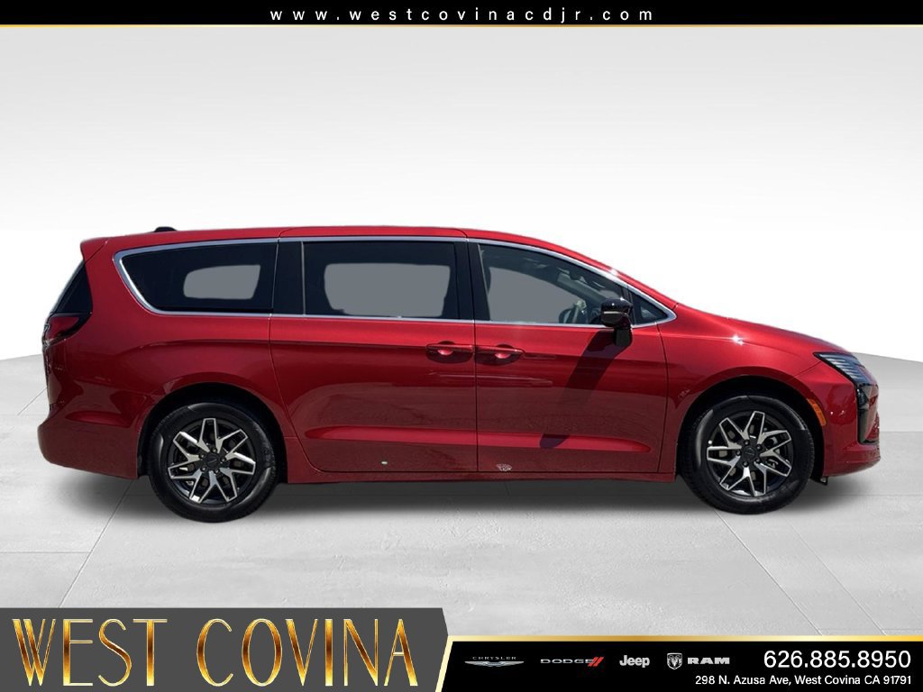 New 2027 Chrysler Pacifica Limited FWD image 6