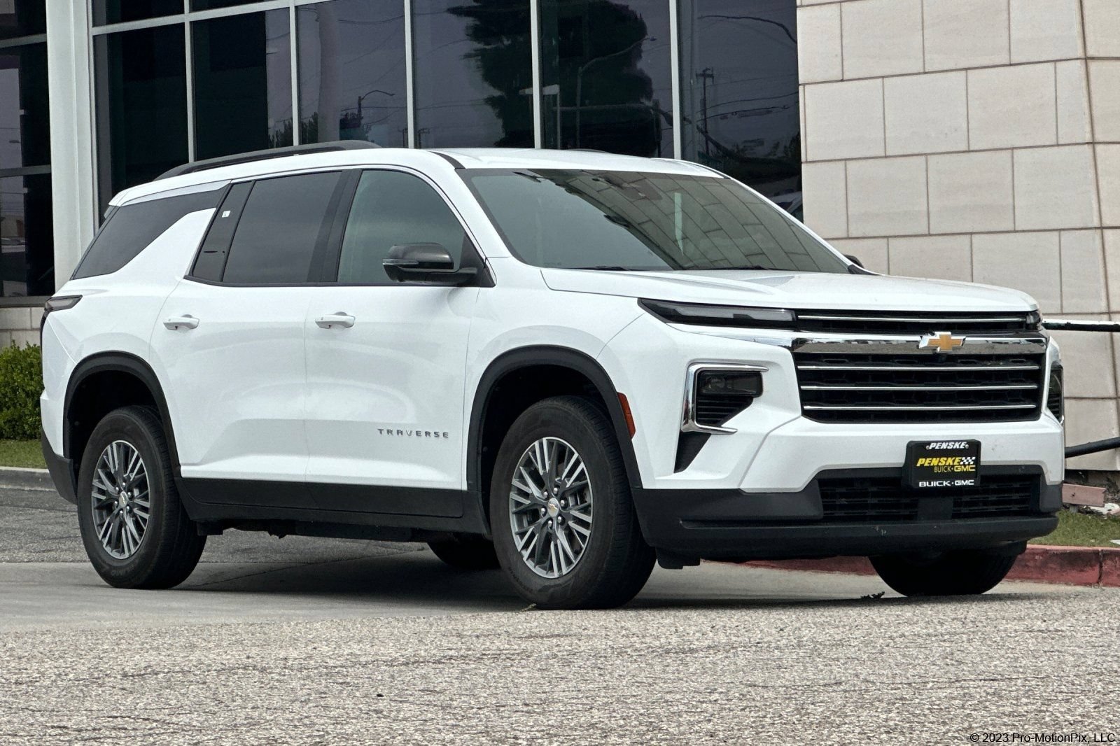 Certified 2024 Chevrolet Traverse LT FWD image 1
